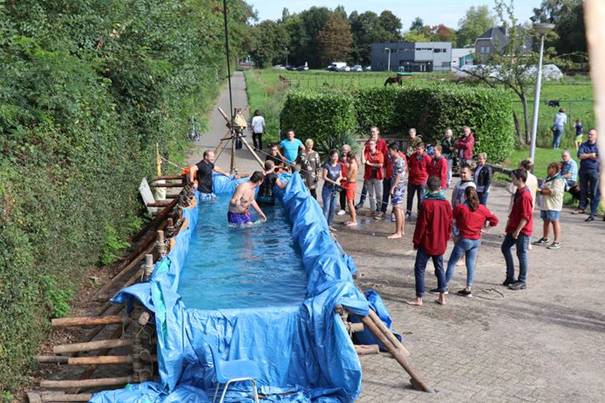 Een zwembad bouwen van boomstammen. Scouting Albert Schweitzer aan de Frankenthalerstraat in Breda.